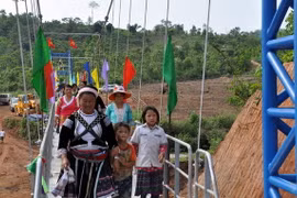Khánh thành cầu treo nơi học sinh "ngồi túi nilon qua suối"