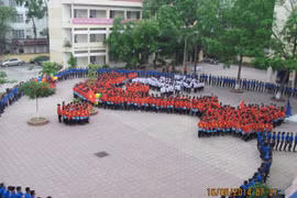 Học sinh xếp hình Tổ quốc, hướng về biển đảo. (Nguồn: Vietnam+)