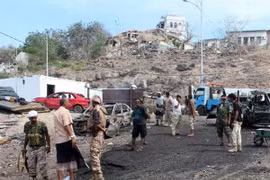 Lực lượng an ninh Yemen điều tra tại hiện trường một vụ đánh bom. (Nguồn: AFP/TTXVN)