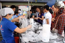Các điểm bán cá sạch tại Siêu thị Co.opmart (Huế) hút khách đến mua mặt hàng hải sản. (Ảnh: Quốc Việt/TTXVN)