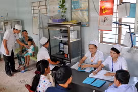 Khám chữa bệnh cho trẻ em tại trạm y tế xã Phú Tân, huyện Châu Thành, thành phố Sóc Trăng. (Ảnh: An Hiếu/TTXVN)