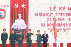 Phó Thủ tướng Nguyễn Xuân Phúc trao Huân chương Quân công hạng nhất cho Lực lượng vũ trang Quân khu 5. (Nguồn: baochinhphu.vn)