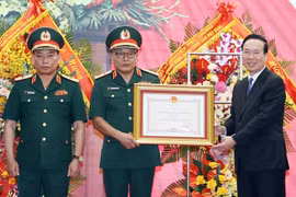 Chủ tịch nước Võ Văn Thưởng trao tặng Huân chương Chiến công hạng Nhất cho Tổng Cục II, Bộ Quốc phòng. (Ảnh: Thống Nhất/TTXVN)