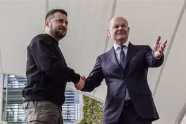 Thủ tướng Đức Olaf Scholz (phải) và Tổng thống Ukraine Volodymyr Zelensky tại cuộc gặp ở Berlin ngày 14/5. (Ảnh: AFP/ TTXVN)