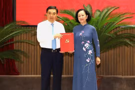 Ủy viên Bộ Chính trị, Thường trực Ban Bí thư, Trưởng ban Tổ chức Trung ương Trương Thị Mai trao Quyết định của Bộ Chính trị cho Quyền Bí thư Tỉnh ủy Hà Giang Nguyễn Mạnh Dũng. (Ảnh: Minh Tâm/TTXVN)