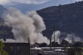 Khói bốc lên sau vụ pháo kích trong xung đột giữa lực lượng Azerbaijan và Armenia tại thành phố Stepanakert, thủ phủ khu vực tranh chấp Nagorny-Karabakh ngày 9/10/2020. (Ảnh: AFP/TTXVN)