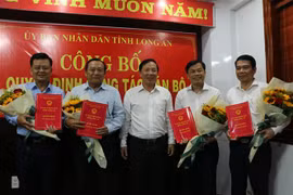 Chủ tịch UBND tỉnh Long An Nguyễn Văn Út trao quyết định bổ nhiệm lãnh đạo các sở, ngành và địa phương. (Ảnh: Thanh Bình/TTXVN)