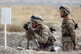 Binh sỹ Kyrgyzstan tham gia cuộc tập trận "Sứ mệnh hòa bình" ở Balykchy, ngày 19/9/2016. (Ảnh: EPA/TTXVN)