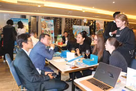 Đại diện Vietnam Airlines giới thiệu, quảng bá sản phẩm với khách tham dự sự kiện. (Ảnh: Thanh Tú/TTXVN)