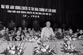 Chủ tịch Hồ Chí Minh nói chuyện tại Đại hội Anh hùng, Chiến sỹ Thi đua Chống Mỹ, cứu nước (Đại hội Anh hùng, Chiến sỹ Thi đua lần thứ IV) diễn ra tại Hà Nội tháng 12/1966. (Ảnh: Tư liệu TTXVN)