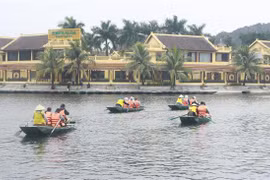 Du khách thăm quan đầu năm tại khu du lịch Tam Cốc-Bích Động, huyện Hoa Lư, tỉnh Ninh Bình. (Ảnh: Thùy Dung/TTXVN)