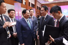 Thủ tướng Phạm Minh Chính trao đổi với Thủ tướng Nhật Bản Kishida Fumio. (Ảnh: Dương Giang/TTXVN)