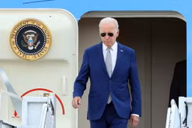 Tổng thống Hoa Kỳ Joe Biden tới Sân bay Quốc tế Nội Bài. (Ảnh: An Đăng/TTXVN)
