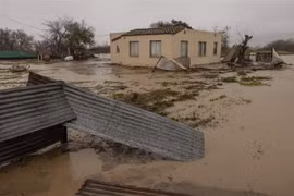 Cảnh ngập lụt sau cơn bão ở Chualar, California, Mỹ, ngày 14/1/2023. (Ảnh: AFP/TTXVN)