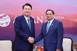 Thủ tướng Phạm Minh Chính gặp Tổng thống Hàn Quốc Yoon Suk Yeol. (Ảnh: Dương Giang/TTXVN)