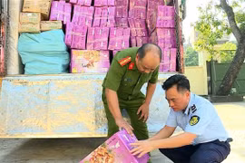 Lực lượng chức năng kiểm tra số Bánh Trung Thu không rõ nguồn gốc tại Hưng Yên. (Ảnh: TTXVN phát)