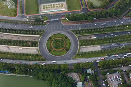 Đại lộ Thăng Long dài 29 km, bắt đầu tại ngã tư giao cắt giữa đường này với đường Phạm Hùng - Khuất Duy Tiến - Trần Duy Hưng nằm trong ranh giới giữa quận Cầu Giấy và quận Nam Từ Liêm. (Ảnh: Huy Hùng - TTXVN)