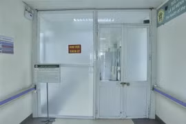 Khu vực điều trị nội trú cho bệnh nhân covid-19 tại bệnh viện Thanh Nhàn. (Ảnh: TTXVN phát)