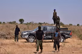 Lực lượng an ninh Nigeria gác tại hiện trường một vụ tấn công ở ngoại ô Maiduguri. (Ảnh minh họa: AFP/ TTXVN)