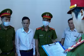 Cơ quan Cảnh sát điều tra. Công an huyện Đông Hưng công bố các quyết định đối với đối tượng Phí Đức Vui. (Ảnh: TTXVN phát)