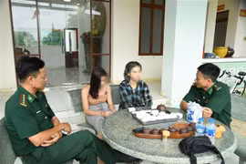 Lực lượng Bộ đội Biên phòng tỉnh Tây Ninh nghe hai nữ nạn nhân kể lại sự việc sau khi được giải cứu. (Ảnh: TTXVN phát)