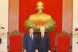 Tổng Bí thư Nguyễn Phú Trọng chụp ảnh lưu niệm cùng Chủ tịch Thượng viện Campuchia, Phó Chủ tịch, Trưởng Ban Thường trực Ban Thường vụ Trung ương Đảng Nhân dân Campuchia Samdech Say Chhum. (Ảnh: Trí Dũng/TTXVN)