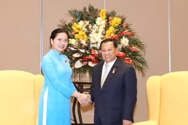 Chủ tịch Hội Liên hiệp Phụ nữ Việt Nam Hà Thị Nga chào xã giao Chủ tịch Thượng viện Vương quốc Campuchia Samdech Say Chhum. (Ảnh: Phương Hoa/TTXVN)