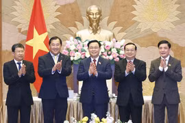 Chủ tịch Quốc hội Vương Đình Huệ với đại biểu. (Ảnh: Doãn Tấn/TTXVN)