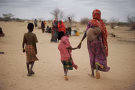 Người dân Somalia tại trại tị nạn Dolo Ado ở biên giới Ethiopia-Somalia. (Ảnh: AFP/TTXVN)