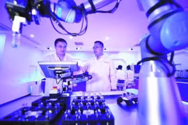 Các chuyên gia Đại học Khoa học và Công nghệ Trung Quốc và hệ thống AI-Chemist. (Nguồn: chinadaily.com.cn)