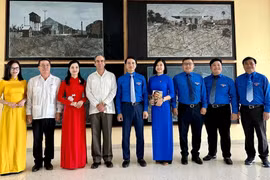 Đoàn đại biểu cấp cao thanh niên Việt Nam chụp ảnh lưu niệm với Trưởng ban Tư tưởng Trung ương Đảng Cộng sản Cuba. (Nguồn: thanhnien.vn)