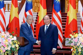 Thủ tướng Nguyễn Xuân Phúc và Thủ tướng Malaysia Mahathir Mohamad chủ trì buổi họp báo. (Ảnh: Thống Nhất/TTXVN)
