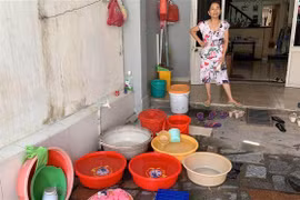 Một hộ dân phường An Hải Bắc, quận Sơn Trà, thành phố Đà Nẵng, phải dùng toàn bộ dụng cụ đựng nước của gia đình như xô, chậu, nồi để hứng nước vào ban đêm nhưng vẫn thiếu. (Ảnh: Quốc Dũng/TTXVN)