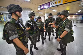 Binh sỹ Hàn Quốc tham gia cuộc tập trận tại nhà ga ở Seoul. (Ảnh: AFP/TTXVN)