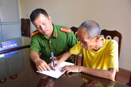 Công an chính quy tiếp công dân xã Mỹ Thành, huyện Mỹ Lộc, Nam Định. (Ảnh Công Luật/TTXVN)