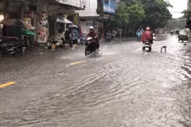 Mưa gây ngập cục bộ trên đường Chiến Thắng, quận Hà Đông. (Ảnh: Huy Hùng/TTXVN)