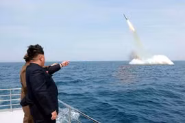 Nhà lãnh đạo Kim Jong-un thị sát vụ phóng thử tên lửa từ tàu ngầm gần Sinpo, phía Đông Bắc Triều Tiên. (Nguồn: EPA/TTXVN)