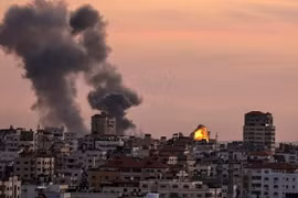 Khói bốc lên từ vị trí của người Hồi giáo Jihad gần thành phố Gaza sau khi máy bay của Israel ném bom vào ngày 30/11. (Nguồn: AFP)