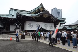 Người dân viếng đền Yasukuni ở thủ đô Tokyo. (Nguồn: AFP/TTXVN)