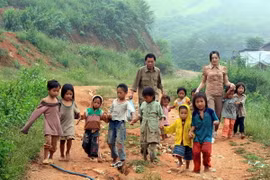 Các thầy cô đưa trẻ đến trường. (Ảnh: Nguyễn Thủy/TTXVN)