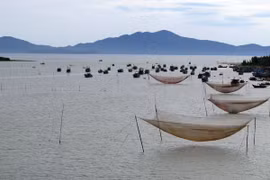 Biển Cửa Đại bị bồi lấp sau lũ khiến nhiều tàu thuyền không thể ra khơi. (Ảnh: Đỗ Trưởng/TTXVN)