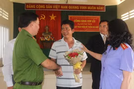 Anh Đặng Ngọc Thanh (giữa) tại buổi xin lỗi công khai. (Ảnh: Công Trí/TTXVN)