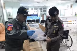 Nhân viên điều tra làm nhiệm vụ tại hiện trường vụ đánh bom ở bệnh viện quân y Phramongkutklao. (Nguồn: THX/TTXVN)