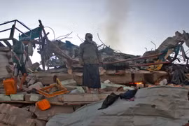 Hiện trường một vụ không kích xuống quận Sahar, tỉnh miền Bắc Saada của Yemen. (Nguồn: AFP/TTXVN)