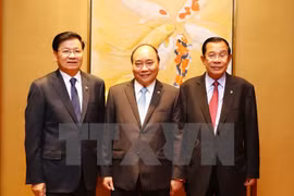 Thủ tướng Chính phủ Nguyễn Xuân Phúc gặp Thủ tướng Chính phủ Hoàng gia Campuchia Samdech Techo Hun Sen (bên phải) và Thủ tướng Lào Thongloun Sisoulith (bên trái). (Ảnh: Thống Nhất/TTXVN)