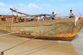 Phát hiện một tàu sắt bị đánh dạt vào bờ biển Quảng Nam