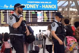 Cảnh sát Australia kiểm tra an ninh tại sân bay Sydney. (Nguồn: AFP/TTXVN)