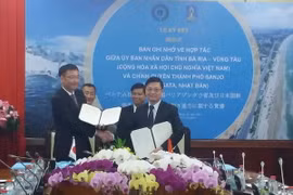Ông Nguyễn Thành Long, Phó Chủ tịch Ủy ban Nhân dân tỉnh Bà Rịa-Vũng Tàu, và ông Isato Kunisada, Thị trưởng Thành phố Sanjo, trao đổi biên bản hợp tác giữa hai bên. (Ảnh: Hoàng Nhị/TTXVN)