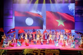 Chương trình nghệ thuật đặc biệt chào mừng 55 năm Ngày thiết lập quan hệ ngoại giao và 40 năm Ngày ký Hiệp ước Hữu nghị và Hợp tác Việt Nam-Lào. (Ảnh: Phương Hoa/TTXVN)