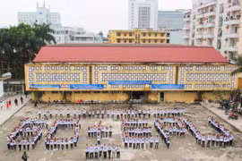 [Photo] Sinh viên Điện lực rủ nhau… xếp hình cùng Tạ Quang Thắng